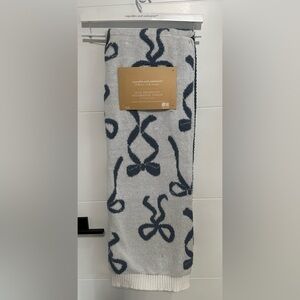 ✨NWT✨ Cupcakes & Cashmere: Decorative Throw